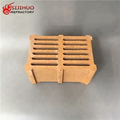 Contenu en SiC de 1,2-1,4% 230x114x65 mm brique réfractaire en treillis pour fours industriels